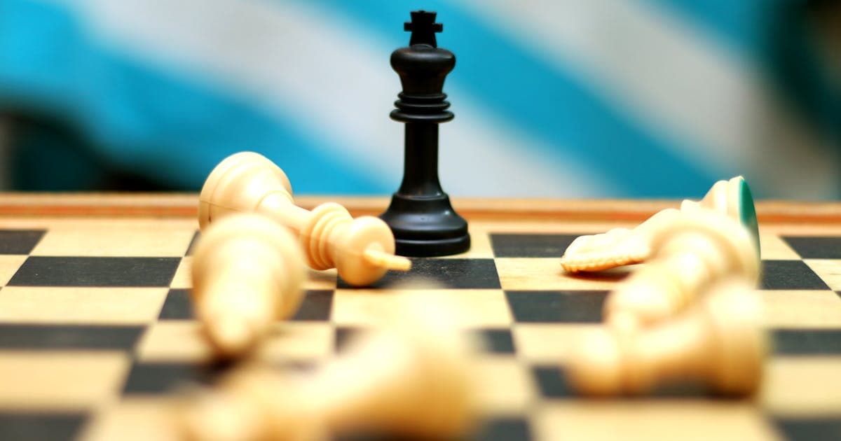 Ein einzelner Schachkönig steht aufrecht – ein Sinnbild für strategische Täuschung und Machtspiel